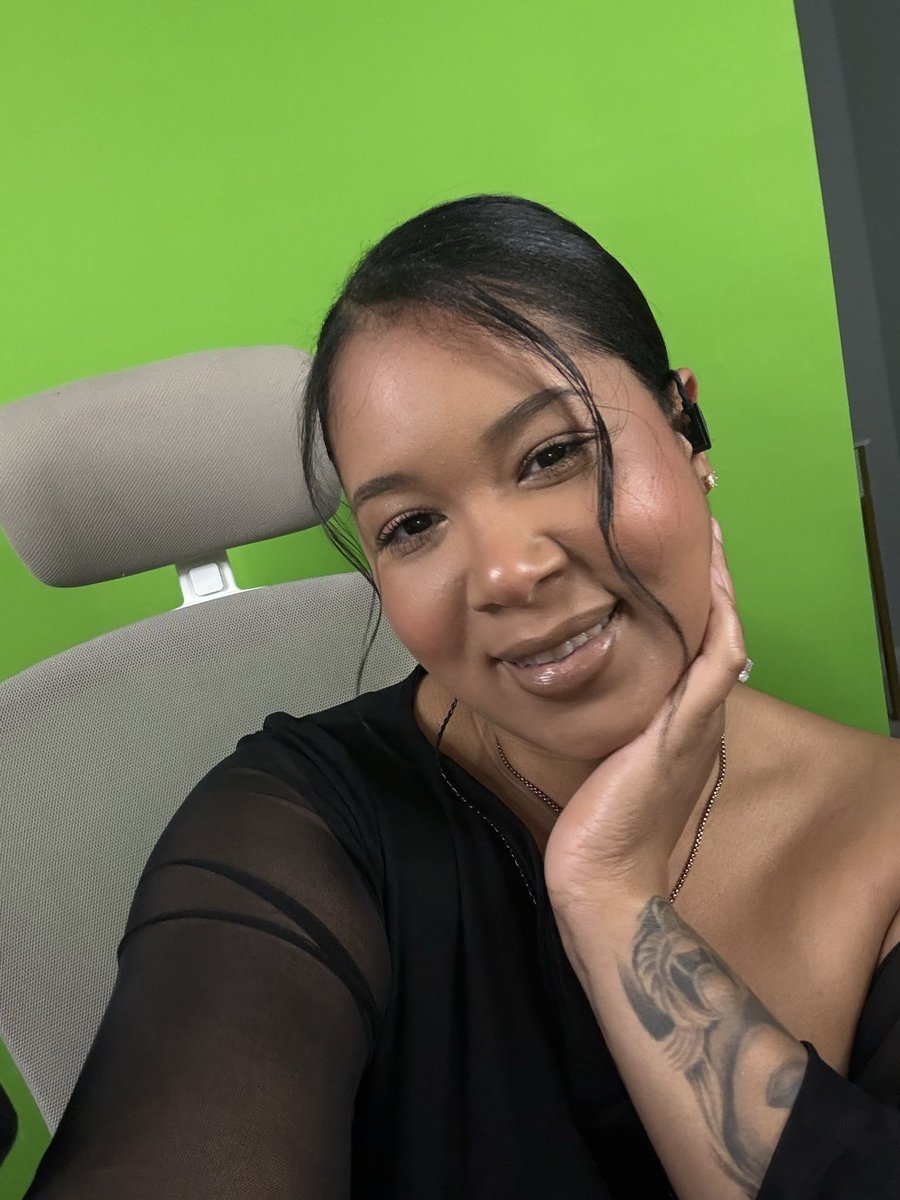 Live rn serving up major cutie parities vibes yet again! Starting a new indie horror and I’m excitedddd
