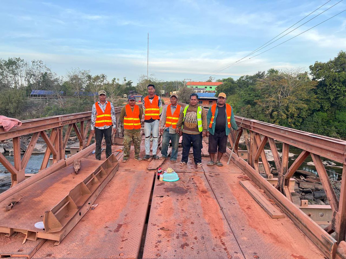freshnewsasia's tweet image. Chey Chumneas Bridge, also known as Metuk Bridge, is restored and reopens to traffic on December 30 after it was damaged by an airstrike carried out by Thai forces.