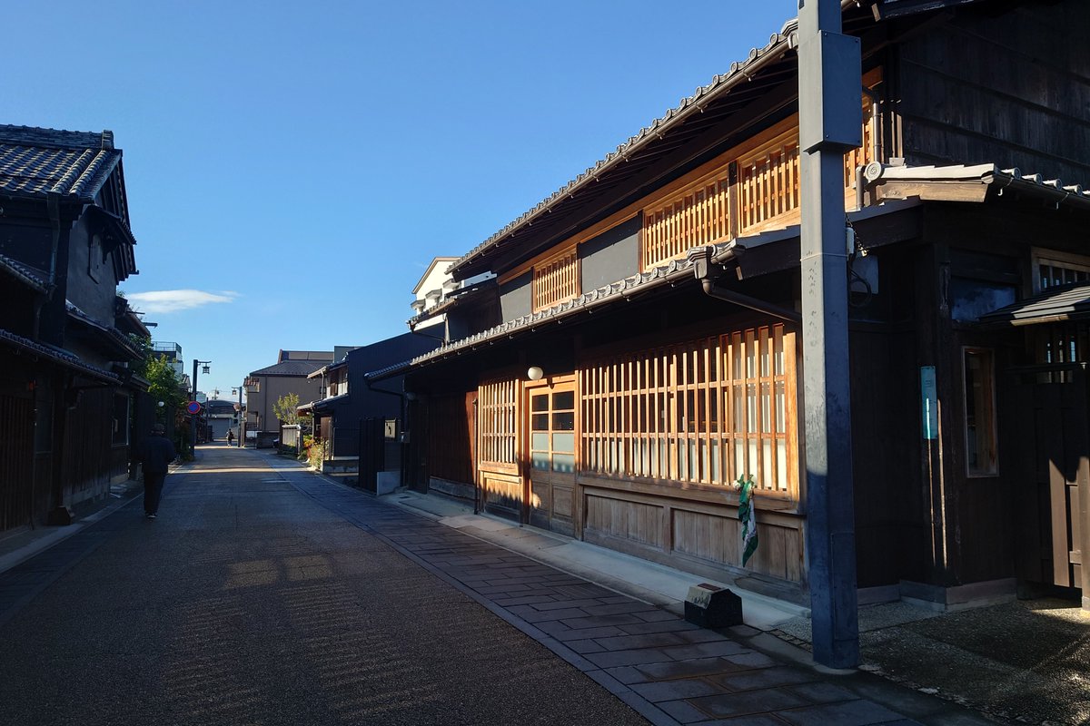 yoshika_ch's tweet photo. 川原町の古い町並みに溶け込みすぎて知らないとお店だと思わない、入り口もわからない古民家ベーカリー。地元のおじいちゃんが「ここのパンが一番旨いよ、俺ぁ毎日買いに来るんだ」と。
マジで美味しいし安い。カフェスペースは朝から賑わってる。
#rustico4 #川原町 #岐阜旅振り返り https://t.co/r8PH1bvk6U