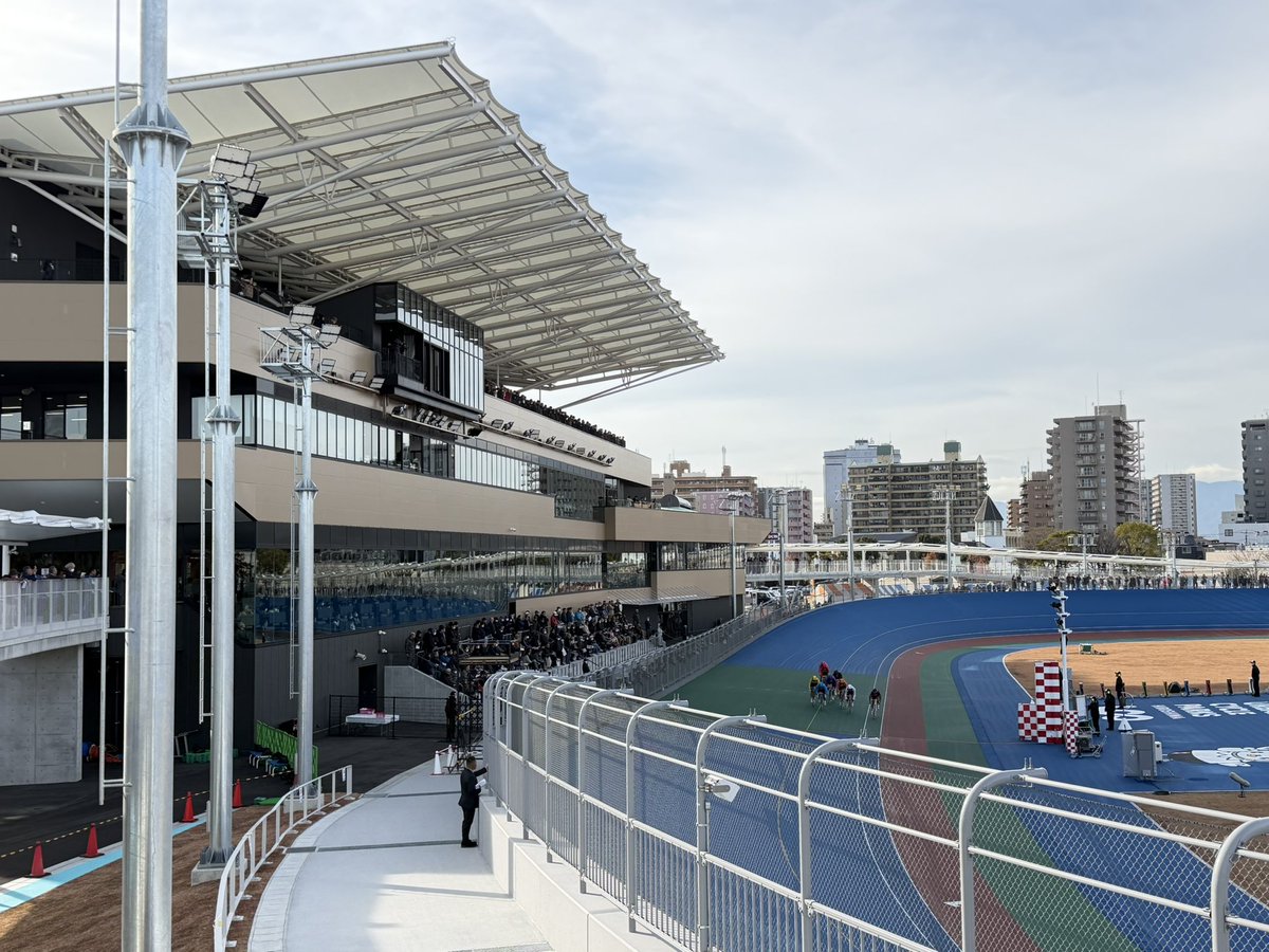 アーバンサイクルパークス広島！！
旧広島競輪場とは比べ物にならないくらい開放的な施設になっており、驚きました！
無料で入れて結構自由に歩けるので、散歩にも良さそうです。
コンコースから間近に見る競輪選手の迫力も凄いですし、想像の何倍も観客が多く、非常に盛り上がってました！