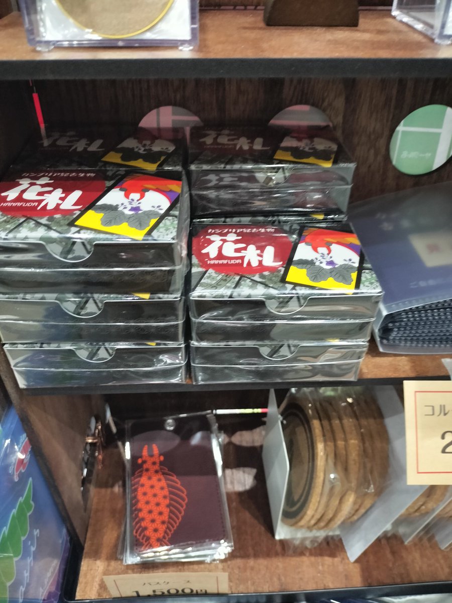 CAMBRI_YA's tweet photo. コミケ始まりました〜
オリジナル雑貨の区画は比較的ゆったりな雰囲気🍵
お買いまわりが終わったあとにでも立ち寄っていただければ幸いです〜
#コミケ https://t.co/IFFCO3zHEt