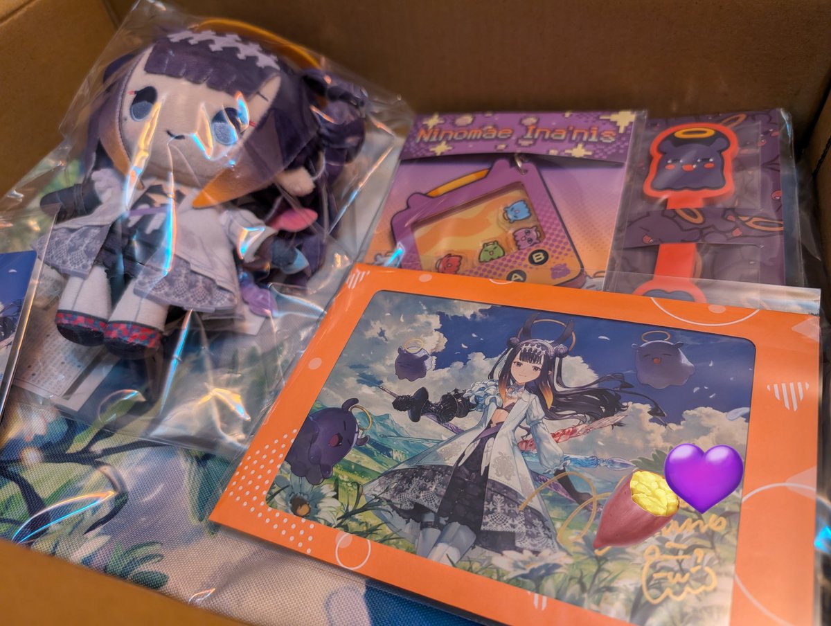 DisconnecteD_88's tweet photo. I am once again late opening a package from holo shop ✋😎🤚I got my limited #EvermoreLIVE Bday merch from Ina! The art is so pretty and the goods are so fun! I've wanted Ina's signature for so long, thank you so much!
Maybe I will bring mini Ina to LA for #TakoTori1stConcert 🤔 https://t.co/MCnvRrT8AO