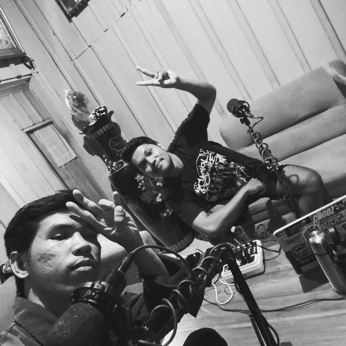 Ngobrol musik Metal, Punk, Rock, Hiphop aman. Tapi kalau Pop terus cinta - cintaan disitulah bayang masa lalu datang 😂