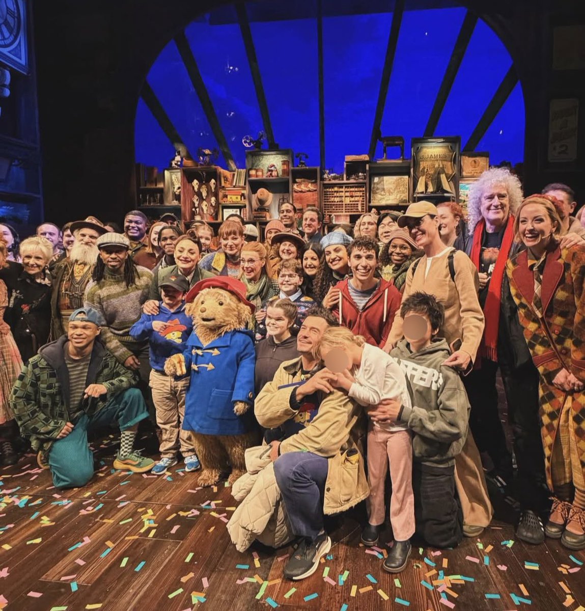 PerryverseBR's tweet photo. #FOTO: Katy Perry, Daisy Dove e seu pai na peça de teatro “Paddington”, ontem em Londres. https://t.co/8nWdcR83Dn