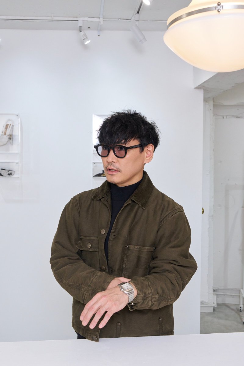 threec_webd's tweet photo. 思いのほか伸びていますので、詳しく知らない方にお伝えしたい。

サカナクションの山口一郎さんが選んだ時計は、カルティエの「サントス ドゥ カルティエ ウォッチ」です。
カレンダーが付いていますのでサイズはLM(Lサイズ)です。

ゼンマイ駆動の自動巻、要するに身に着けていれば止まらない「機械式時計」ってヤツです。

サントスは時計史に残る名作中の名作で、時計好きも好きな時計として知られています。
1904年に誕生して100年以上の歴史をもつ、カルティエの中でも最も古い時計であり、男性用腕時計として設計された初めての時計でもあります。

LMはケースサイズが40mm程度で大きすぎず、100m防水で日常的にも使い勝手のいい実用時計でありながら、カルティエらしくドレッシーで伝統的。
俗っぽく言えばモテる時計であり、価値が下がらない時計です。

山口一郎さんのようにカジュアルな服装にも、スーツを着るようなビジネスシーンでも自然に対応する万能時計としても多くの人に愛され続ける名機。

魚民の中には時計を全く知らない方も多いと思いますが、機械式時計は付き合いが長くなります。
もし子どもや誰か大切な人がいれば、アイデンティティからルーキーのようにシームレスに受け継いでいくこともできます。

20代で手にすることができれば、だいたい50〜60年は付き合えるのが機械式時計の素晴らしいところです。
約140万円は高い買い物ですが、サントスなら高級時計はこれ一本で十分な気がします。

筆者は"Ame(B) -SAKANATRIBE × ATM version-"と"シーラカンスと僕"が好きです。

▶商品はコレ(当店はカルティエの正規取扱店スリークです)
https://t.co/A71haoa9DQ