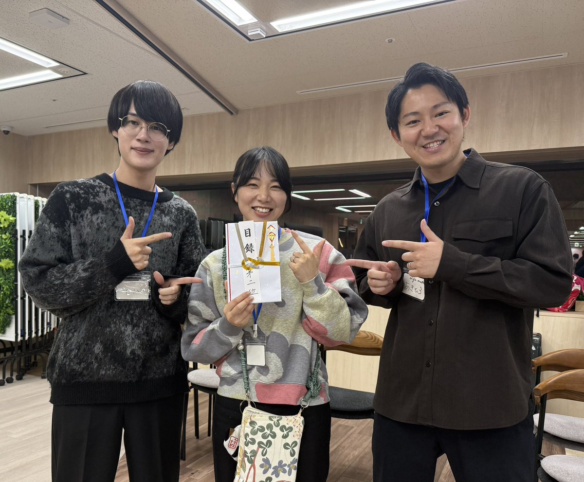 akihiro_kokubo's tweet photo. 「みゃく」がお題のハッカソンで、海サイドと雲サイドに別れて、iPhoneのカメラで脈拍測定しつつ、刺身やくだものを投げ合うメンタルトレーニングアプリ(という名のリアルタイム対戦シューティングゲーム)作ったら、2位になったー!
わーい!🍣🍎🔥🎉
#TYOFlutterHack https://t.co/1kxeoBhFHW