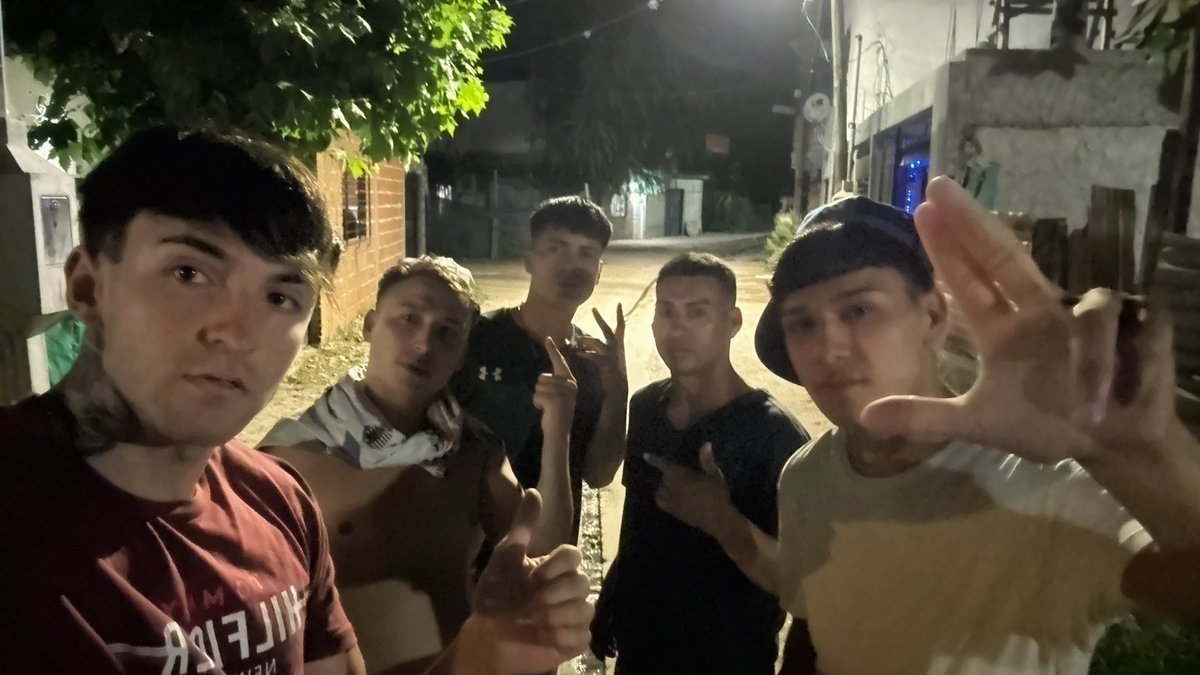 jeroveintidos's tweet image. Por qué las fotos con mis amigues no se ven así??