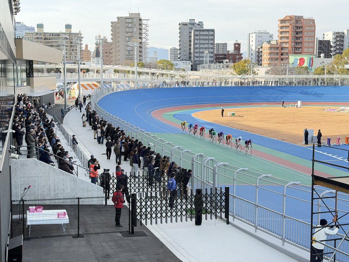 アーバンサイクルパークス広島あれこれ。

①26年春完成に向けて整備中のアーバンスポーツエリア
②スタンド棟の内装は黒基調でシックな雰囲気
③スタンド棟からバンクを望む。この他有料座席もありました。
④駆け抜ける選手