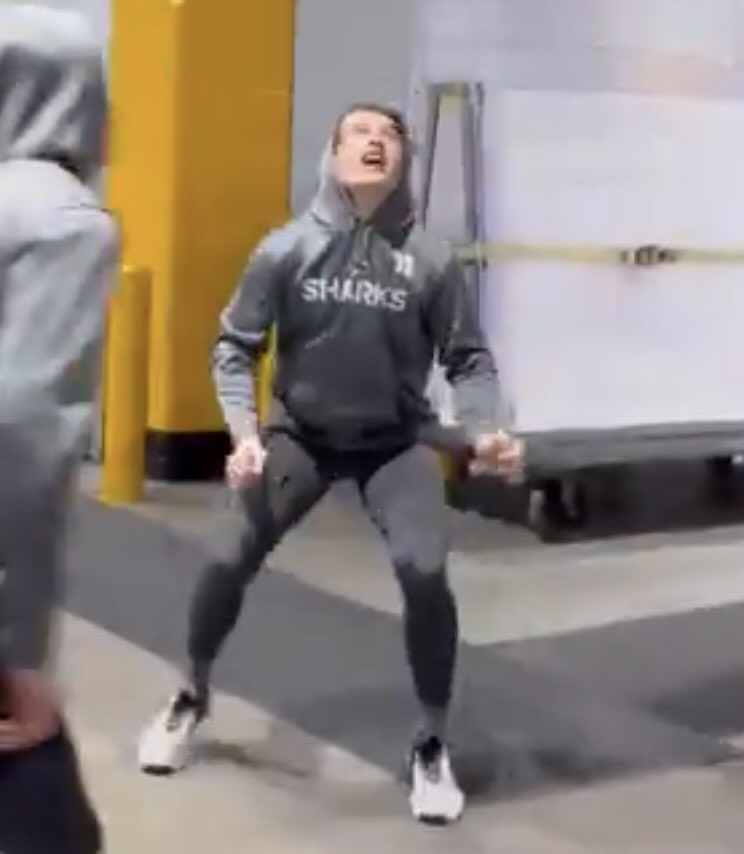 sharksuns's tweet image. mack oh my god 😭😭😭😭