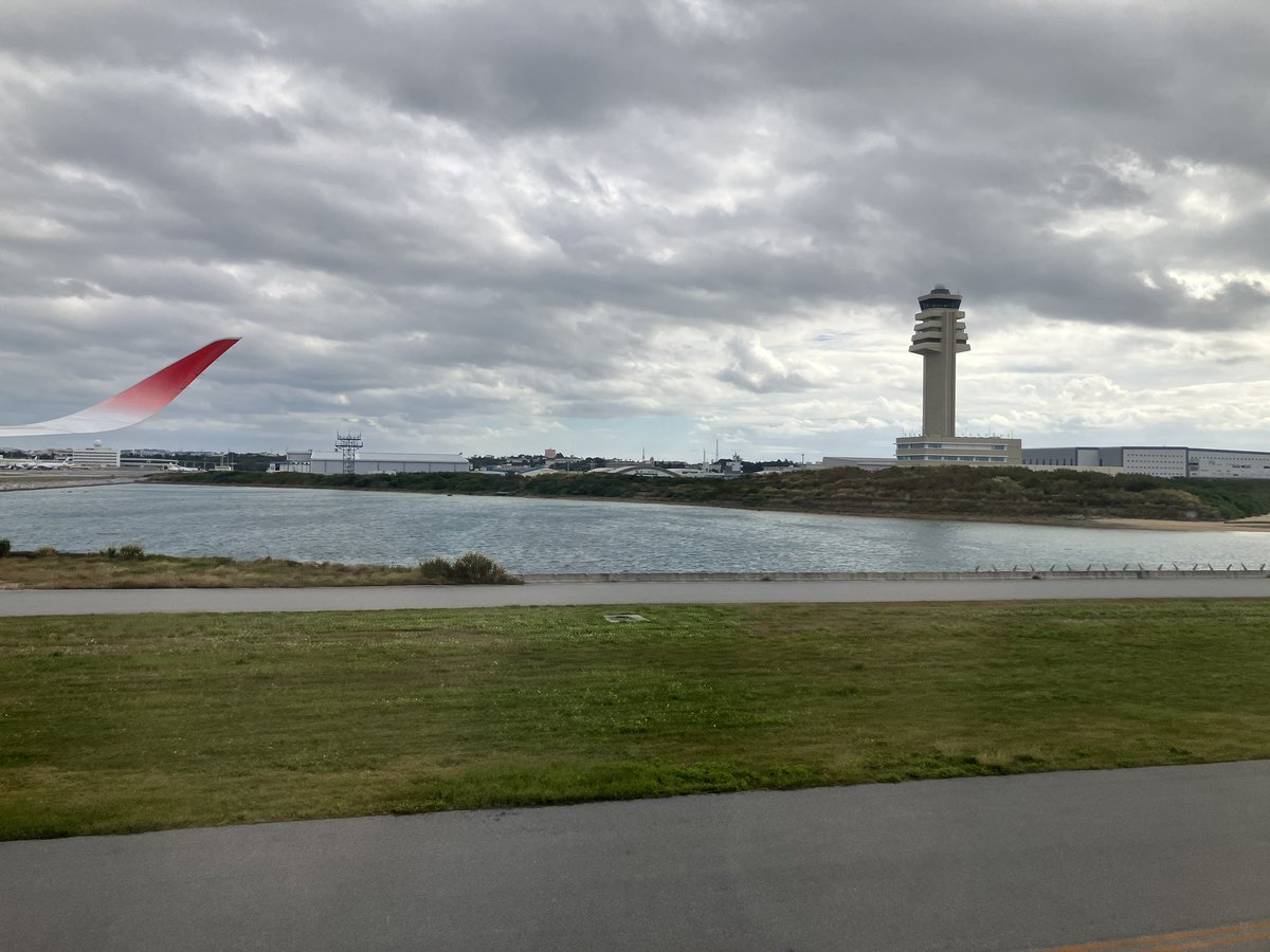 JALDESKY's tweet photo. 年末年始に来るのは4年ぶり
小さい飛行機が後ろから追いかけてくるんだが https://t.co/rW2k9e066S