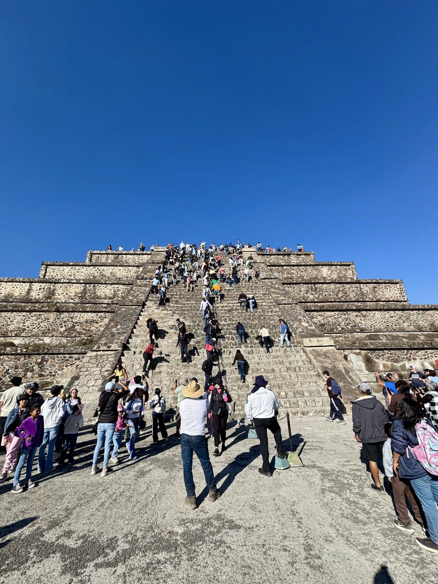Al_Suwailan's tweet photo. " تيوتيهواكان" فـي المكسيك 🇲🇽

هـي واحـدة مـن أعظـم وأهـم المدن الأثريـة فـي تاريـخ حضـارات أمريكـا الوسطى وتبعد عن العاصمة مكسيكو سيتي ساعـة تقريباً 🚗

كلمة " تيوتيهوكان" تعني بلغة الأزتك مكان"ولادة الالهه"حيث يعتقدون أن الشمس والقمر ولدو من هذا المكان

يعتبر هرم الشمس 
ثالث أكبر هرم في العالم وقد
بُني حوالي عام 200م وكان مركزاً للطقوس الدينية المرتبطة بالشمس 

هرم القمر يقع في نهاية شارع الموتى ويعتقد أنه استخدم للقرابين والاحتفالات الدينية الكبرى

شارع الموتى هو شارع رئيسي يمتد لمسافة تقارب 2 كم تحيط به المعابد والمنصات الاحتفالية

الغريب أن سكانها الأصليين غير معروفين من الناحية التاريخية ولا يعرف على وجه الدقة الشعب الذي أسس تيوتيهواكان فحين قدم لها شعب المايا وجدوها مهجورة تماماً من السكان 

بعد إنهيار حضارة المايا الغامض في القرن السابع الميلادي بقيت مهجورة مدة من الزمن حتى وصلها شعب الأزتك بعد قرون وأعتبروها مدينة مقدسة

أثرت ثقافتها وعمارتها في حضارات لاحقة مثل المايا والأزتك كما اشتهرت بالتخطيط الدقيق والشوارع المستقيمة والعمارة الضخمة الدقيقة

 تيوتيهواكان مدرجة ضمن قائمة التراث العالمي لليونسكو

تيوتيهواكان ليست مجرد مدينة أثرية بل شاهد حي على عبقرية الإنسان القديم في التخطيط والبناء وما زالت حتى اليوم تثير إعجاب الباحثين والزوار لها
