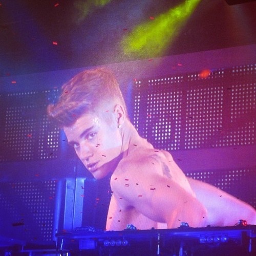 hourlydrew's tweet image. 