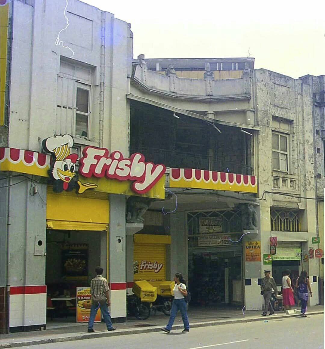 Jwillocv's tweet image. Casi 30 años y aún funciona allí 
@frisbylohace