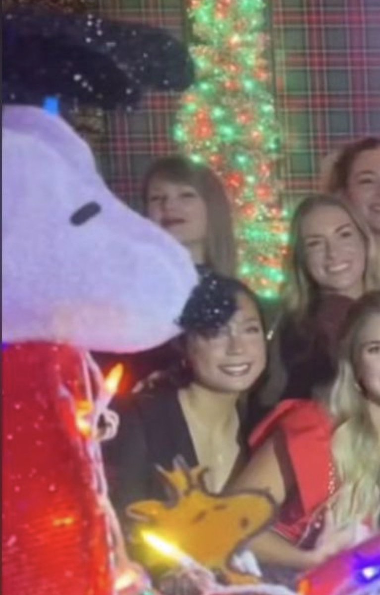 PITICA! ❤️

Taylor Swift ao lado do Snoopy durante a festa de Natal dos Chiefs.