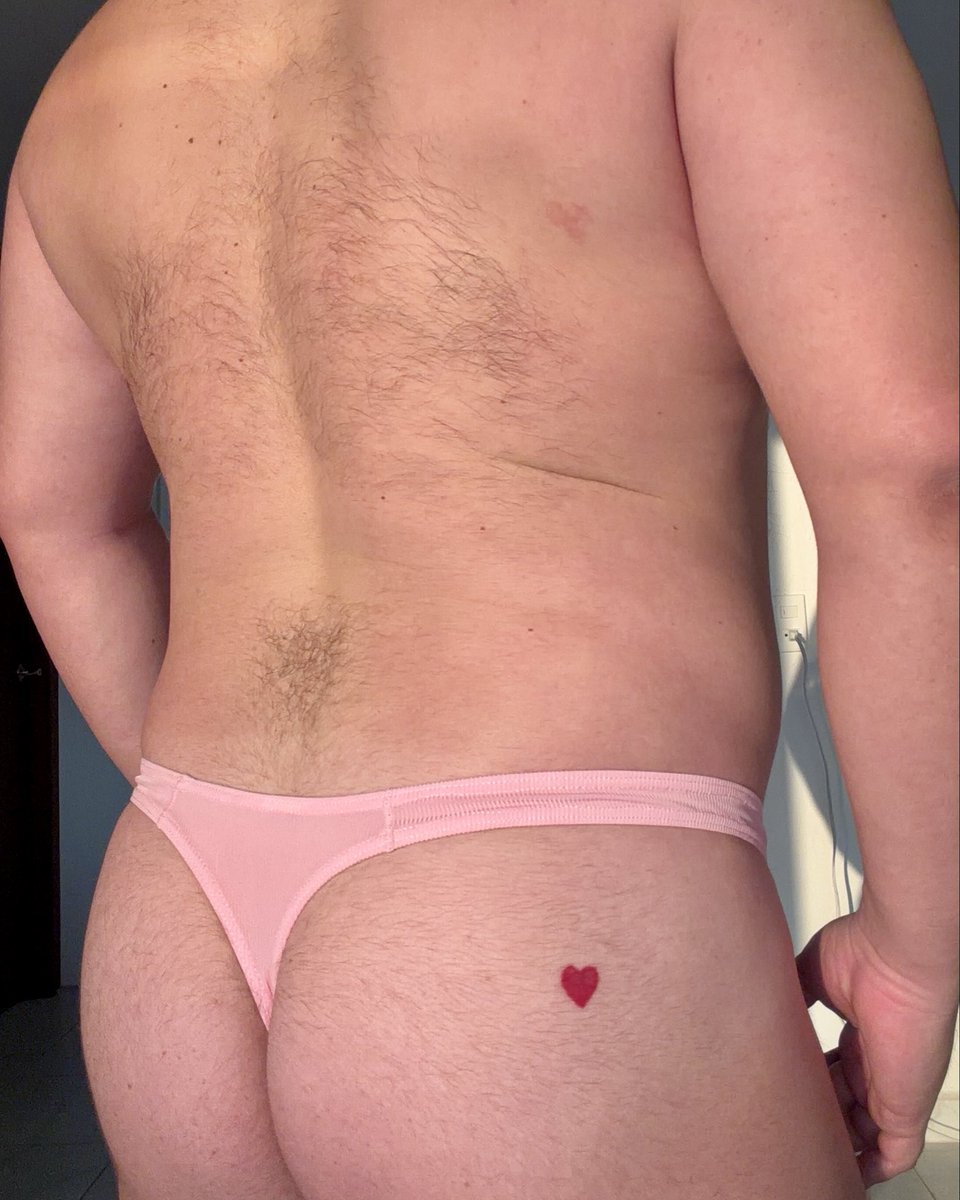 Tengo un lunar con forma de corazón en mi espalda aunque mis ex digan que parece cucaracha. ❤️