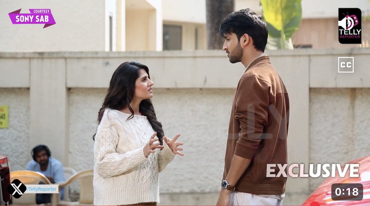 mahhjain's tweet image. Virat bumps in to a girl on road who was trying to save a scared cat who gets lost because of Virat
-Virat seems irritated hearing her rant
-She had an accident with some other person &amp;amp; when he asks for compensation she refuses but Virat ends up paying for it
😭
#IttiSiKhushi