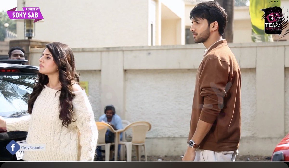 mahhjain's tweet image. Virat bumps in to a girl on road who was trying to save a scared cat who gets lost because of Virat
-Virat seems irritated hearing her rant
-She had an accident with some other person &amp;amp; when he asks for compensation she refuses but Virat ends up paying for it
😭
#IttiSiKhushi