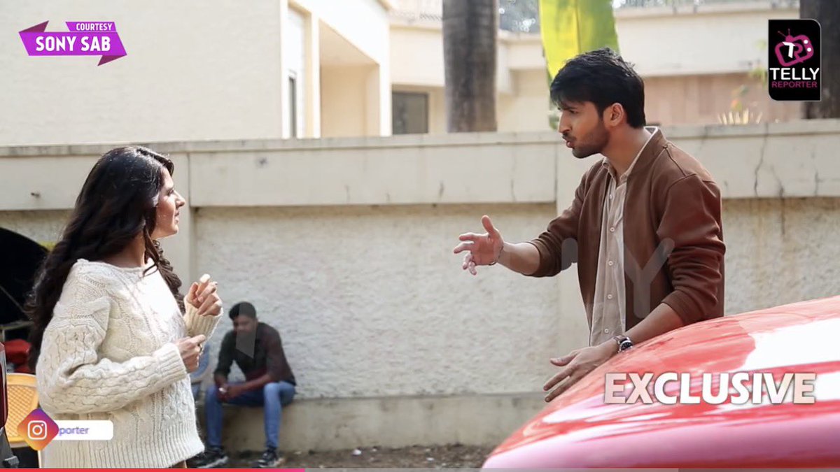 mahhjain's tweet image. Virat bumps in to a girl on road who was trying to save a scared cat who gets lost because of Virat
-Virat seems irritated hearing her rant
-She had an accident with some other person &amp;amp; when he asks for compensation she refuses but Virat ends up paying for it
😭
#IttiSiKhushi