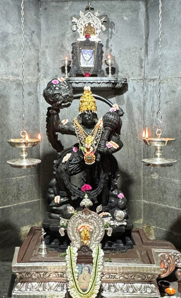 hjsdrpingale's tweet image. त्यक्त्वालसान् दैव-परान् मनुष्यान्
उत्थान-युक्तान् पुरुषाद् धि लक्ष्मीः ।

अन्विष्य यत्नाद् वृणुयान् नृपेन्द्र
तस्मात् सदोत्थानवता हि भाव्यम्॥

अर्थात : हे राजन्!

लक्ष्मी (सफलता) आलसी और 

केवल भाग्य पर निर्भर रहने वाले 

लोगों को छोड़ देती है और

१/३