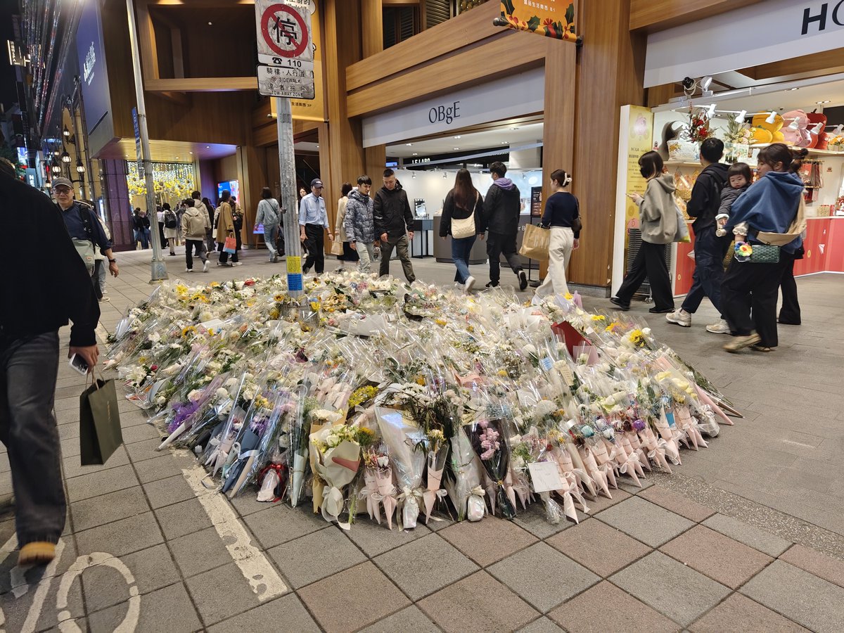 ya_o_encount's tweet photo. 中山の誠品の前に花が並んでいました
手を合わせました https://t.co/vuE1hgwD1L
