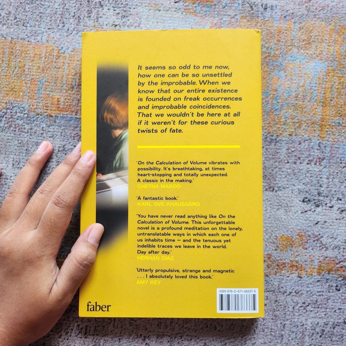 _okmarin's tweet image. ⭐️5/5 HIKSSSS
BEST READ 2025

Gimana caranya kasih makna dalam hidup yang tidak berprogress dan repetitif. Gak ada ledakan emosi, gak ada "kenapa" dalam plotnya, prosa solvej balle ini sunyi, reflektif dan bersih tapi menghantui.