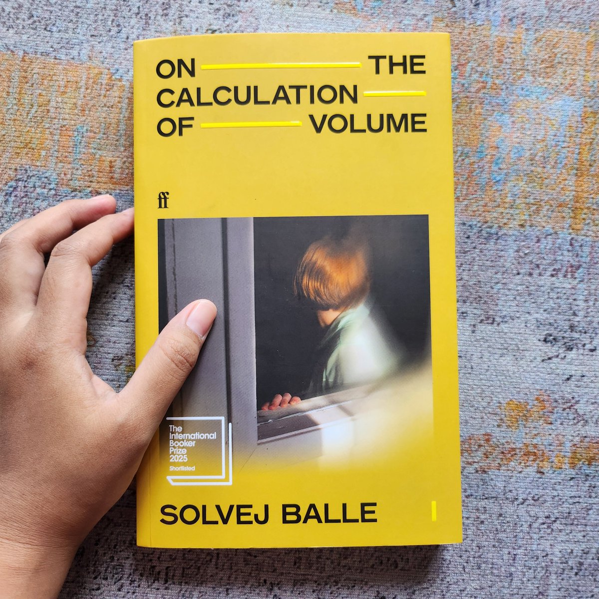 _okmarin's tweet image. ⭐️5/5 HIKSSSS
BEST READ 2025

Gimana caranya kasih makna dalam hidup yang tidak berprogress dan repetitif. Gak ada ledakan emosi, gak ada "kenapa" dalam plotnya, prosa solvej balle ini sunyi, reflektif dan bersih tapi menghantui.