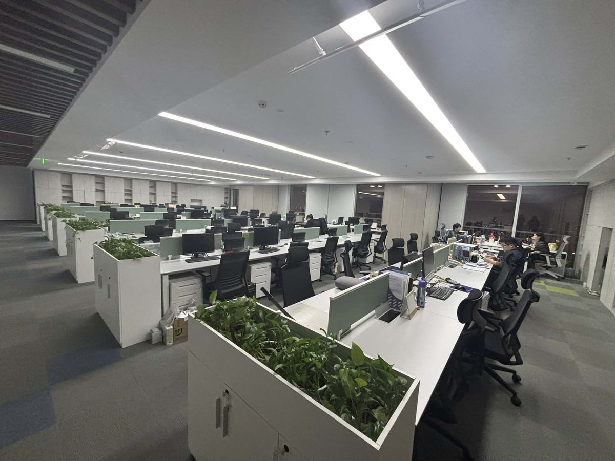 Đây là hình tui chụp ở VP bạn tui ở Thanh Đảo, TQ lúc 9h đêm. Nhân viên 1 số người đã về, chỉ còn vài người làm với 2 quản lý kinh doanh vẫn còn làm việc. Hai quản lý ngồi ở 1 góc, có màu ghế khác với màu ghế của nhân viên.

Mùa Tết là mùa sale chính, nên