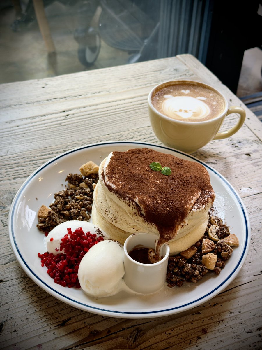 nyapi3995's tweet image. 7月ぶりの博多着いた〜✈️
マリメ2日間よろしくお願いします🙌

とりあえずカフェ活する☕️
今年も来店させて頂きまして
ティラミスパンケーキを注文🥞
またウーバーちゃんラテアート
お願いしようとしたら今年は
無理みたいで犬にした🐶
ちょっと残念だったけど、
美味しいから良しとしますüÜ