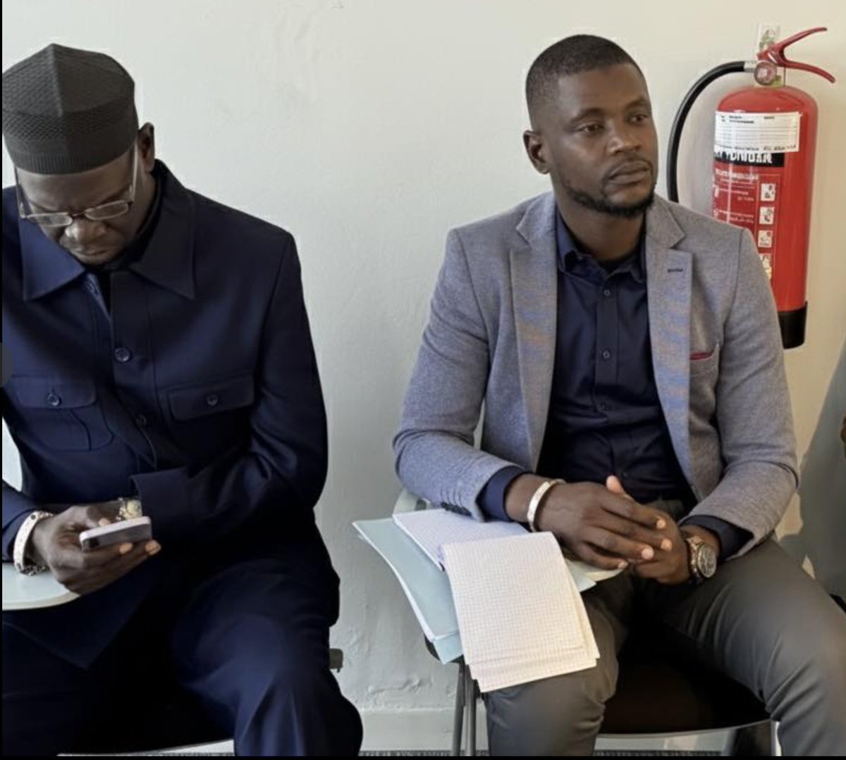 MinCult_Tourism's tweet photo. 2/2 #Artisanat: Le Ministre #AmadouBA a rencontré ce lundi les artisans pour des échanges directs sur les enjeux du secteur, en présence de la DG de @APDA_SEN , la Directrice de l'Artisanat @dirartisanat et d'autres collaborateurs du @MinCult_Tourism https://t.co/ptTtK0cibb