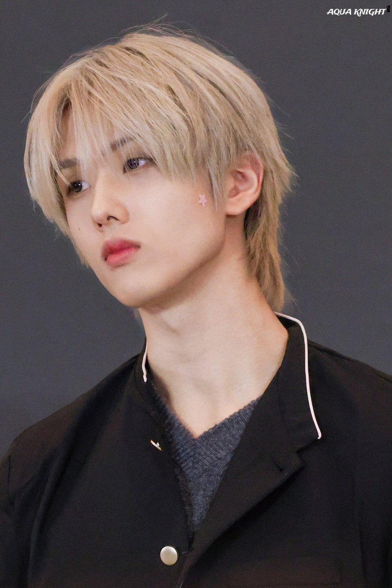 jisung is stunning 🫠