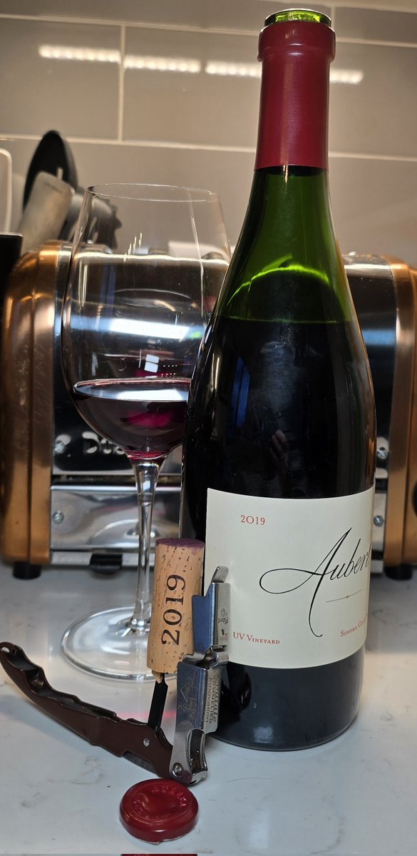 Noles31BB's tweet image. Special Bday night in at home.  Basic air fryer #chickenwings with a couple nice wine pairings.  And chocolate cake goes with everything!! G'night all...