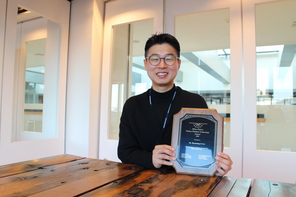 ☀️핵융합 기술 분야 최고 권위의
국제심포지엄(ISFNT-16) 에서
권효성 박사가 한국인 최초로
🏆우수논문상, 미야-압두 상 수상을 수상하였습니다.

📌 blog.naver.com/nfripr/2241266…

#ISFNT미야압두상수상자 #권효성박사
#핵융합 #한국핵융합에너지연구원