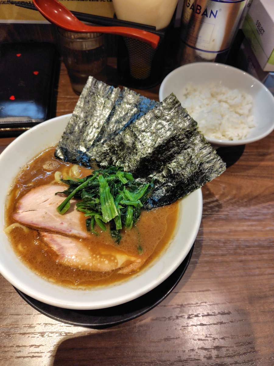 daitabememo's tweet photo. 輝道家水道橋駅前店にて🍜
ラーメン、ライス❗
久々の家系、美味しくいただきました🙏
特に燻製チャーシューが美味くて、スープかけたライスにチャーシューに胡椒をかけて食べたらハンパなかった😋 https://t.co/26CKrXS3pv
