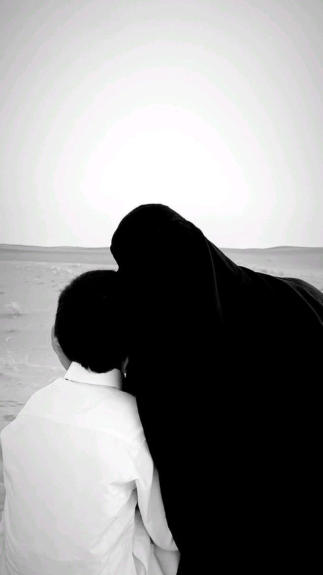 مـالي غيرُها، لا مَـلجأَ سِـواهـا 
إن بَرِدْتُ ضَحَّتْ لي بِـغِطائِـها
وإن عِلِلْتُ شُفِيتُ بِلَمْسِ يَدَيْها
أُمٌّ، وسُــبْحانَ مَــنْ سَــوَّاهــا.