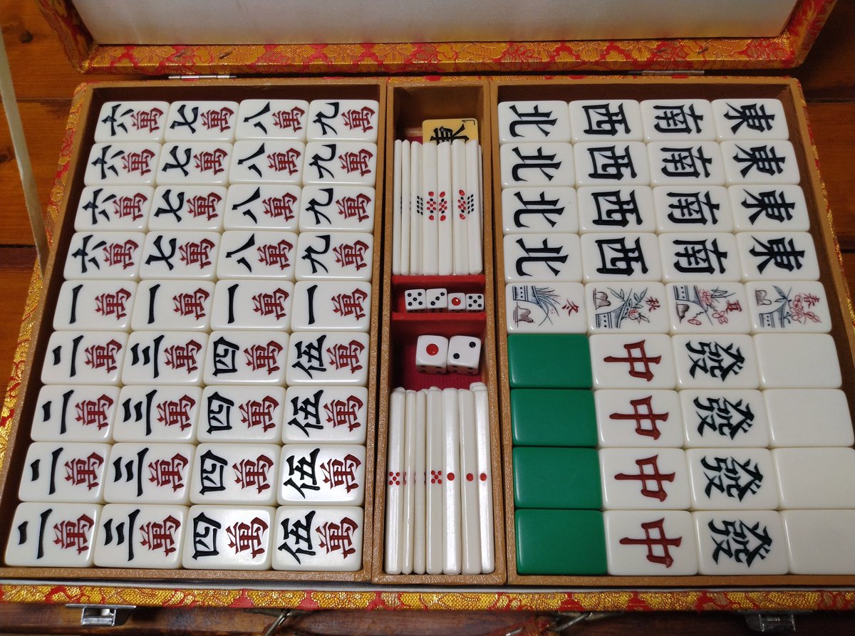 BSIBT_Mahjong's tweet photo. 先日手に入って嬉しかった牌
ダイナミックな書体となんだかかっこいい索子のデザインに惹かれました
一索のデザインや一筒の虎からするにおそらくキングバード製…？

画像4枚目はサイズ比較
ミズノ丸一の国士(30mm牌)と並べましたが、まさかのそれを上回るサイズ…
32mm牌でした https://t.co/L3v2KQH5bH