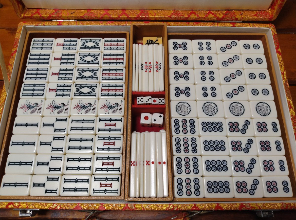 BSIBT_Mahjong's tweet photo. 先日手に入って嬉しかった牌
ダイナミックな書体となんだかかっこいい索子のデザインに惹かれました
一索のデザインや一筒の虎からするにおそらくキングバード製…？

画像4枚目はサイズ比較
ミズノ丸一の国士(30mm牌)と並べましたが、まさかのそれを上回るサイズ…
32mm牌でした https://t.co/L3v2KQH5bH