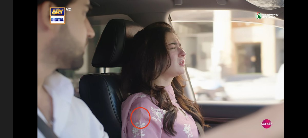Fooggllee's tweet photo. Was I the only one to notice the shoulder of #HaniaAamir 's dress is torn....

Shouldn't it be replaced with new one to complete the scene.... 
#MeriZindegiHaiTu #episode16 https://t.co/hRuQvMHn0f