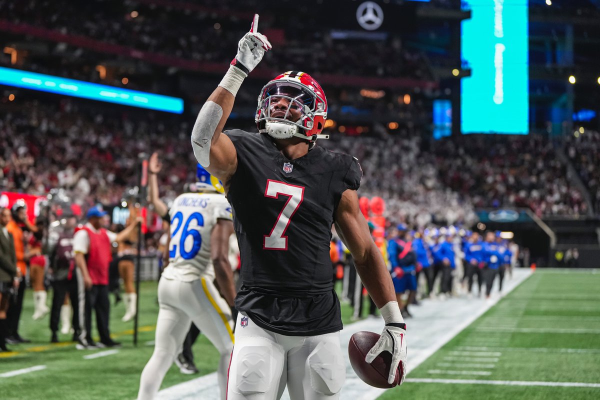 UnderdogNFL's tweet image. Bijan Robinson after tonight:

• Leads the NFL in yards from scrimmage
• Most yards from scrimmage in a season in Falcons history
• Most 150+ yard games this season

Electric.