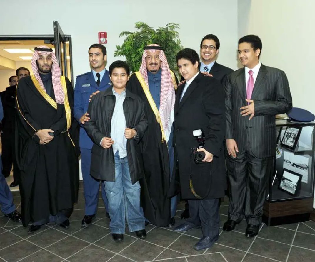 في عام 14 مارس 2009م 

حضر الملك سلمان بن عبدالعزيز لما كان أمير الرياض حفل تخرج إبنه الملازم طيار الأمير خالد بن سلمان بعد اتمامه بنجاح برنامج الطيران الحربي من قاعدة كولومبوس الحربية

وحضر مع الملك سلمان أولاده :
الأمير محمد والأمير تركي والأمير نايف والأمير بندر والأمير راكان