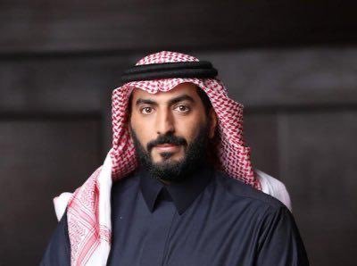 في الطريق إلى المطار، وقبل أن يكتمل ضوء الصباح، جاء الخبر بهدوءٍ يشبه الأفراح الكبيرة.
انتُخب خالد محمد الصيخان، رئيس
عنيزة، نائبًا ثانيًا لرئيس اتحاد الغرف السعودية للدورة السادسة عشرة (2026–2029)، في مجلسٍ يرأسه عبدالله صالح كامل.
لم يكن الخبر منصبًا عابرًا، بل حكاية ثقة تُمنح