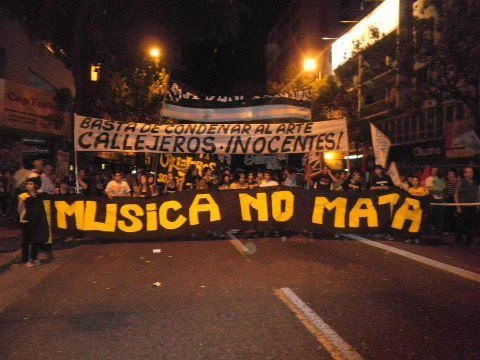 Ni las bengalas, ni el rocanrol 
A nuestros pibes los mató la corrupción