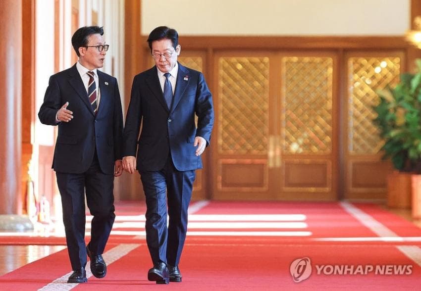 명분 살리고 실리 챙기고 두분 케미👍
민주당 못된 짓거리 그냥 두고 보실분들 아닌건 알았지만 바로 해결책 있으니 걱정말라는듯 원대사퇴로 당원 동조 일어날 순간 바로  특수본 발언. 

ㅊㄹ 병기 치운다 머리 쓰긴 썼는데 더 큰 목줄이 왔다ㅋ