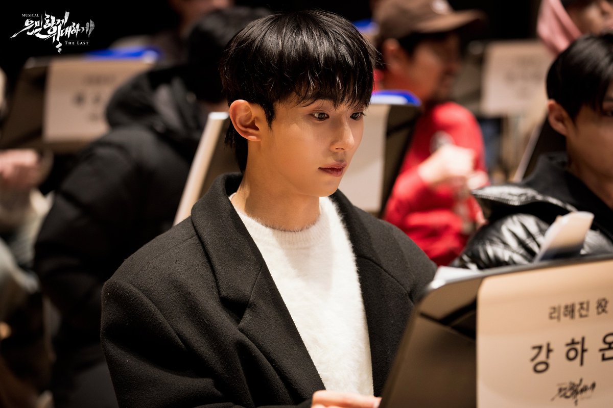 joodacul's tweet image. | PHOTO | #은위더라스트

🎥 상견례 현장 공개

10년의 이야기,
그리고 새롭게 다시 시작될
뮤지컬 #은밀하게위대하게THELAST 의
상견례 현장을 공개합니다 🫡

“오랜만에 동향 사람 만난 김에 추억하나 만들어야 되지 않갔어?”

리해진 | #강하온 #민규 #이지함 #조용휘

𝟏𝟎𝐓𝐇…