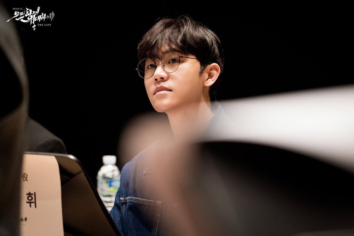 | PHOTO | #은위더라스트

🎥 상견례 현장 공개

10년의 이야기,
그리고 새롭게 다시 시작될
뮤지컬 #은밀하게위대하게THELAST 의
상견례 현장을 공개합니다 🫡

“오랜만에 동향 사람 만난 김에 추억하나 만들어야 되지 않갔어?”

리해진 | #강하온 #민규 #이지함 #조용휘

𝟏𝟎𝐓𝐇