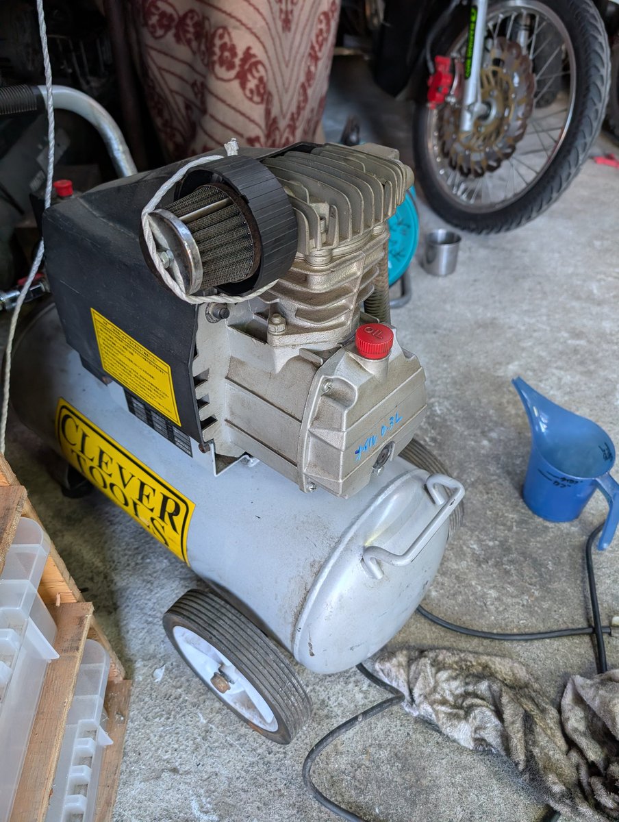 年末なのでコンプレッサーのメンテ エアクリーナー壊れたからパワー