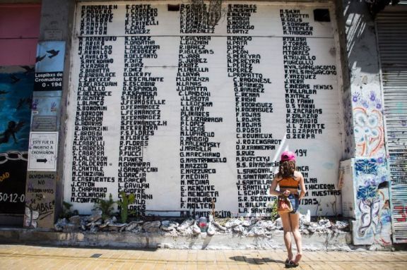 Nuestra bandera, nuestra causa, nunca olvidar, siempre resistir.