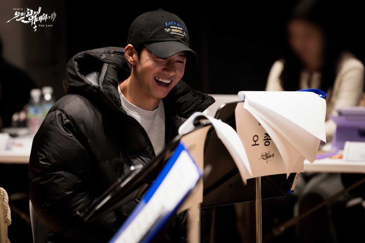 | PHOTO | #은위더라스트

🎥 상견례 현장 공개

10년의 이야기,
그리고 새롭게 다시 시작될
뮤지컬 #은밀하게위대하게THELAST 의
상견례 현장을 공개합니다 🫡

“오랜만에 동향 사람 만난 김에 추억하나 만들어야 되지 않갔어?”

원류환 | #김동준 #김찬호 #백인태 #오종혁

𝟏𝟎𝐓𝐇