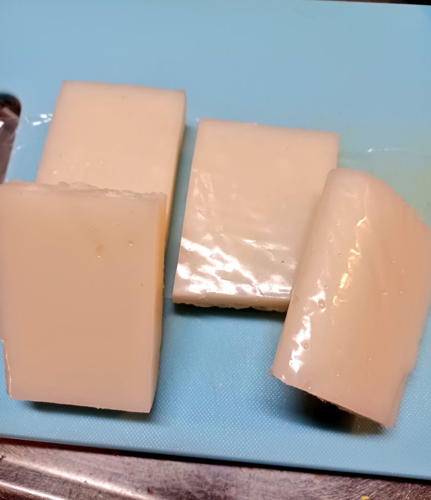 お餅を切りました