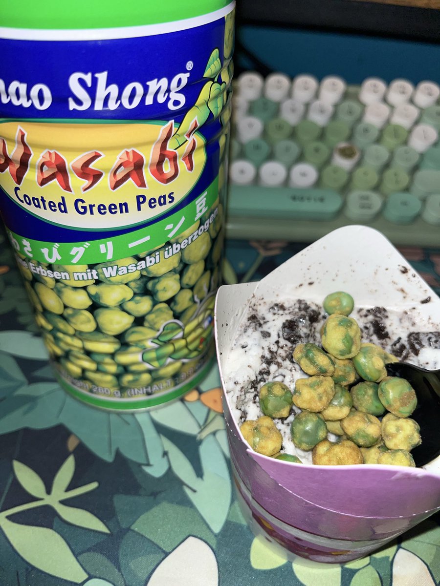 ToT_Annette's tweet image. Oreo McFlurry with wasabi coated green peas is a CRACKED combo I REALLY urge yall to try~ 💚