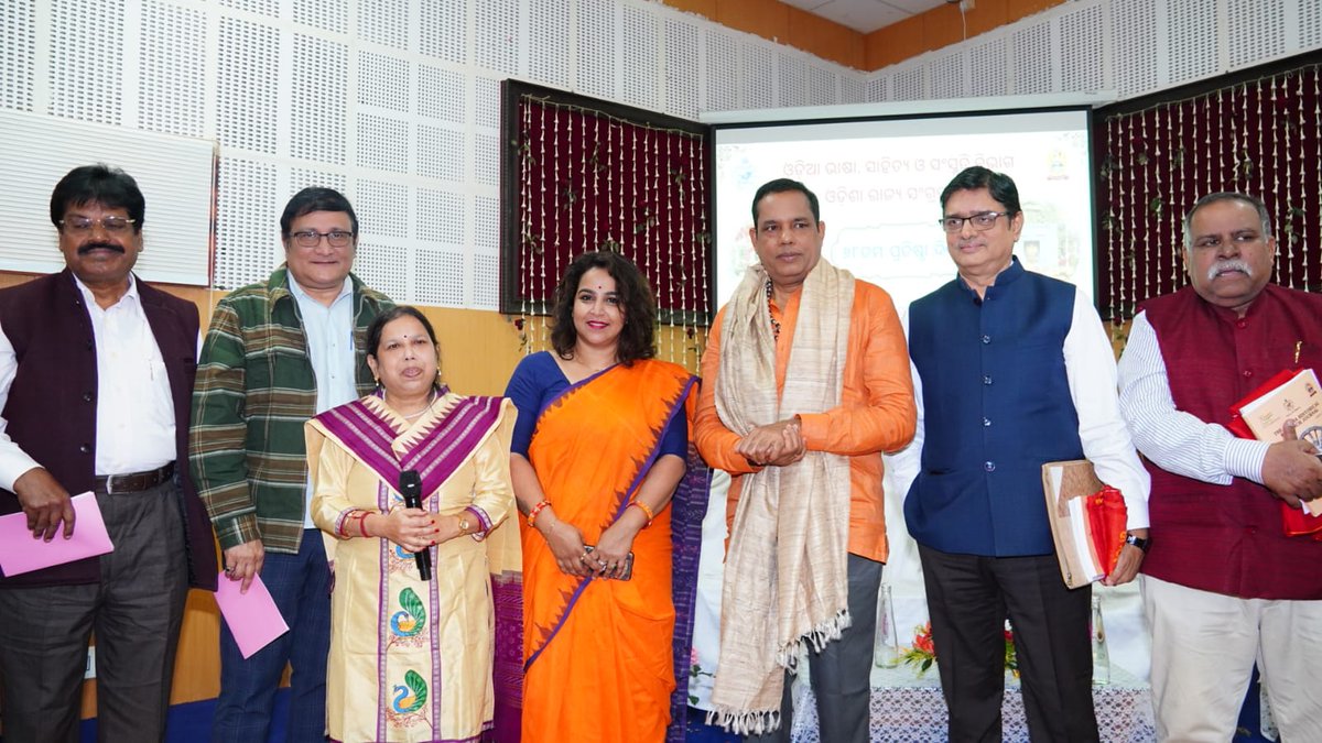 ASrujani's tweet photo. ଭୁବନେଶ୍ବର ରାଜ୍ୟ ସଂଗ୍ରହାଳୟର ୬୮ ତମ ପ୍ରତିଷ୍ଠା ଦିବସ ପାଳନ ସମାରୋହରେ ଯୋଗ ଦେଲି। ଭବିଷ୍ୟତ ପୀଢ଼ି ପାଇଁ ପ୍ରାଚୀନ ପଦାର୍ଥକୁ ସଂରକ୍ଷିତ ରଖିବାରେ ସଂଗ୍ରହାଳୟର ଭୂମିକା ଅତ୍ୟନ୍ତ ଗୁରୁତ୍ୱପୂର୍ଣ୍ଣ।
#Ajirasrujani #sujatananda #statemusium #foundationday https://t.co/HycMUzLSHE